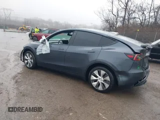 2022 Tesla Model Y Long Range z VIN 7SAYGDEE9NF331410, wystawiony jako IAAI lot #41580172 z przebiegiem 81 794 mil mil oraz . Historia ofert i sprzedaży dostępna na DreamBid. Obrazek 3.