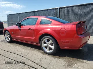 2008 Ford Mustang GT Deluxe z VIN 1ZVHT82H185148925, wystawiony jako Copart lot #61918505 z przebiegiem 186 364 mil mil oraz Czysty tytuł • Clean title. Historia ofert i sprzedaży dostępna na DreamBid. Obrazek 2.