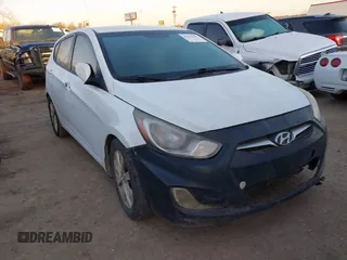 2013 Hyundai Accent SE z VIN KMHCU5AE8DU090226, wystawiony jako IAAI lot #41652307 z przebiegiem 235 459 mil mil oraz . Historia ofert i sprzedaży dostępna na DreamBid. Obrazek 1.