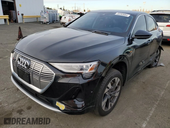 2022 Audi e-tron Sportback S line Premium Plus z VIN WA12AAGE8NB023545, wystawiony jako Copart lot #40283084 z przebiegiem 19 680 mil mil oraz . Historia ofert i sprzedaży dostępna na DreamBid. Obrazek 1.