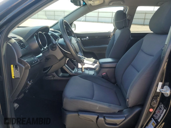 2013 Kia Sorento LX z VIN 5XYKT3A6XDG413614, wystawiony jako Copart lot #57175205 z przebiegiem 152 086 mil mil oraz Szkoda całkowita • Salvage title. Historia ofert i sprzedaży dostępna na DreamBid. Obrazek 7.