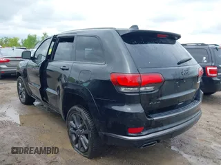 2018 Jeep Grand Cherokee Overland z VIN 1C4RJFCT2JC234220, wystawiony jako IAAI lot #42240365 z przebiegiem 84 753 mil mil oraz . Historia ofert i sprzedaży dostępna na DreamBid. Obrazek 3.
