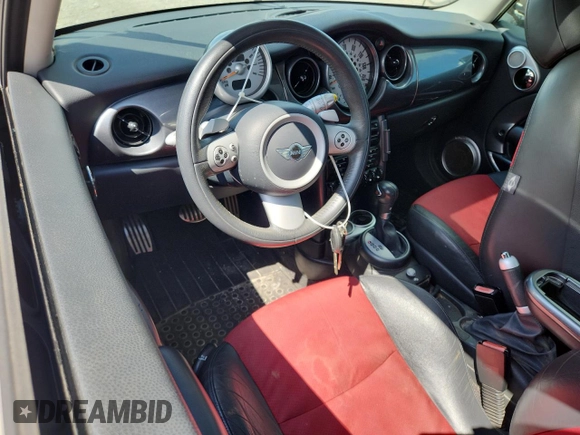 2006 MINI Hardtop S with VIN WMWRE33556TJ38543, listed as a Copart auction lot 62420145 with 105,656 mi miles and Salvage title. Bid and sale history available at DreamBid. Image 8.