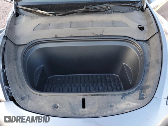 2024 Tesla Model Y Long Range z VIN 7SAYGAEEXRF211507, wystawiony jako Copart lot #56432715 z przebiegiem Nie podano mil oraz Szkoda całkowita • Salvage title. Historia ofert i sprzedaży dostępna na DreamBid. Obrazek 12.