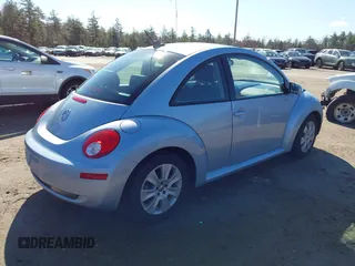 2010 Volkswagen New Beetle Coupe with VIN 3VWRG3AG4AM022921, listed as a IAAI auction lot 42048260 with 75,900 mi miles. Bid and sale history available at carsss.com. Image 4.