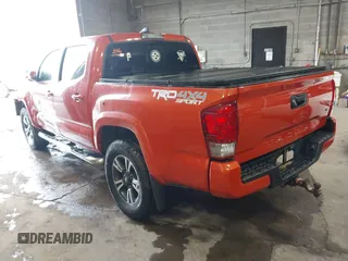 2017 Toyota Tacoma SR5 z VIN 5TFCZ5AN1HX060429, wystawiony jako IAAI lot #42305435 z przebiegiem 136 420 mil mil oraz . Historia ofert i sprzedaży dostępna na DreamBid. Obrazek 3.