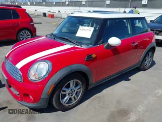 2012 MINI Hardtop z VIN WMWSU3C58CT541805, wystawiony jako IAAI lot #42651734 z przebiegiem 133 314 mil mil oraz . Historia ofert i sprzedaży dostępna na DreamBid. Obrazek 2.