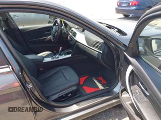 2013 BMW 3 Series 328i xDrive z VIN WBA3B5G54DNS00777, wystawiony jako IAAI lot #42433605 z przebiegiem 196 092 mil mil oraz . Historia ofert i sprzedaży dostępna na DreamBid. Obrazek 5.