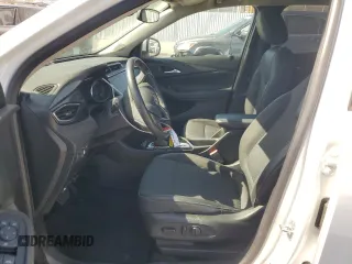 2021 Buick Encore GX Select z VIN KL4MMDS24MB142979, wystawiony jako Copart lot #61198875 z przebiegiem 22 200 mil mil oraz Szkoda całkowita • Salvage title. Historia ofert i sprzedaży dostępna na DreamBid. Obrazek 7.