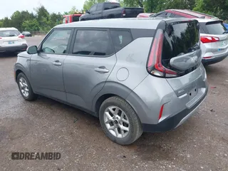 2024 Kia Soul LX with VIN KNDJ23AU8R7905091, listed as a IAAI auction lot 42111185 with 39,002 mi miles. Bid and sale history available at carsss.com. Image 3.