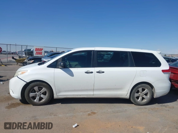 2012 Toyota Sienna z VIN 5TDZK3DCXCS251259, wystawiony jako IAAI lot #41949142 z przebiegiem Nie podano mil oraz . Historia ofert i sprzedaży dostępna na DreamBid. Obrazek 13.