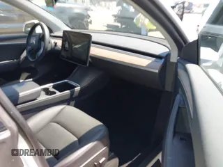 2023 Tesla Model Y Long Range z VIN 7SAYGDEE5PA104635, wystawiony jako IAAI lot #41989014 z przebiegiem 15 347 mil mil oraz . Historia ofert i sprzedaży dostępna na DreamBid. Obrazek 5.