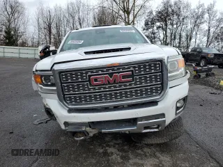 2018 GMC Sierra 3500HD Denali z VIN 1GT42YEY2JF254218, wystawiony jako Copart lot #85935094 z przebiegiem 157 907 mil mil oraz Szkody całkowita. Historia ofert i sprzedaży dostępna na DreamBid. Obrazek 5.