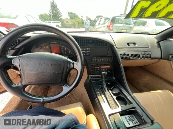 1993 Chevrolet Corvette z VIN 1G1YY23PXP5104890, wystawiony jako Copart lot #82262124 z przebiegiem 82 698 mil mil oraz Czysty tytuł • Clean title. Historia ofert i sprzedaży dostępna na DreamBid. Obrazek 9.