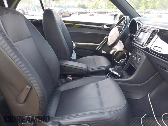 2013 Volkswagen Beetle 2.5L z VIN 3VW5X7AT5DM805978, wystawiony jako IAAI lot #42429397 z przebiegiem 62 408 mil mil oraz . Historia ofert i sprzedaży dostępna na DreamBid. Obrazek 5.
