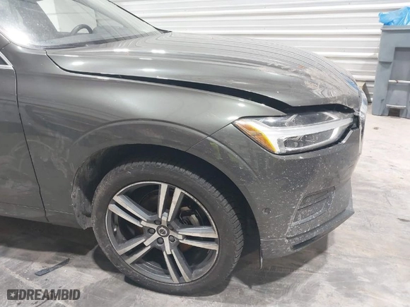 2018 Volvo XC60 Momentum with VIN YV4102RK9J1035861, listed as a IAAI auction lot 41482202 with 44,317 mi miles. Bid and sale history available at carsss.com. Image 18.