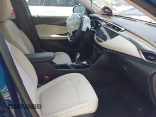 2021 Buick Encore GX Select z VIN KL4MMESL8MB090268, wystawiony jako IAAI lot #42729801 z przebiegiem 27 516 mil mil oraz . Historia ofert i sprzedaży dostępna na DreamBid. Obrazek 5.