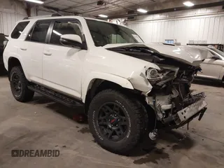 2018 Toyota 4Runner SR5 z VIN JTEBU5JR8J5544012, wystawiony jako IAAI lot #42051371 z przebiegiem 58 201 mil mil oraz . Historia ofert i sprzedaży dostępna na DreamBid. Obrazek 1.