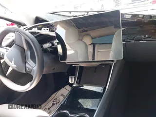 2021 Tesla Model Y Performance z VIN 5YJYGDEF0MF076263, wystawiony jako IAAI lot #42134022 z przebiegiem Nie podano mil oraz . Historia ofert i sprzedaży dostępna na DreamBid. Obrazek 17.