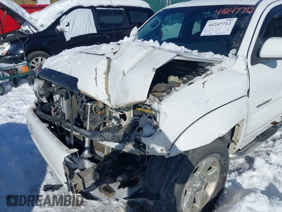2015 Toyota Tacoma with VIN 3TMMU4FN2FM086885, listed as a IAAI auction lot 41247712 with 194,510 mi miles and . Bid and sale history available at carsss.com. Image 6.