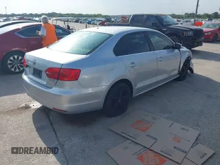 2013 Volkswagen Jetta SE z VIN 3VWDP7AJ7DM282456, wystawiony jako IAAI lot #42664312 z przebiegiem 175 075 mil mil oraz . Historia ofert i sprzedaży dostępna na DreamBid. Obrazek 4.