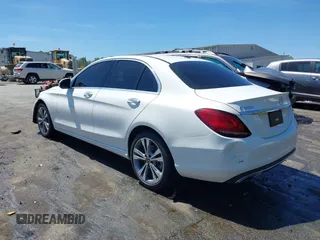 2019 Mercedes-Benz C 300 z VIN 55SWF8EB3KU297396, wystawiony jako IAAI lot #42064934 z przebiegiem 74 926 mil mil oraz . Historia ofert i sprzedaży dostępna na DreamBid. Obrazek 3.