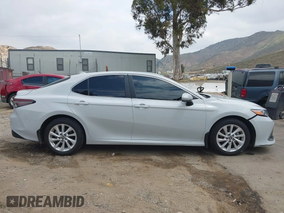 2024 Toyota Camry LE z VIN 4T1C11AK9RU228788, wystawiony jako IAAI lot #42108189 z przebiegiem 26 359 mil mil oraz . Historia ofert i sprzedaży dostępna na DreamBid. Obrazek 13.