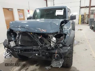 2023 Ford Bronco z VIN 1FMDE4DH2PLA40790, wystawiony jako IAAI lot #41734806 z przebiegiem 19 913 mil mil oraz . Historia ofert i sprzedaży dostępna na DreamBid. Obrazek 12.