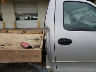2004 Ford F-150 XL z VIN 2FTRF18274CA75519, wystawiony jako Copart lot #47450395 z przebiegiem 129 099 mil mil oraz Szkoda całkowita • Salvage title. Historia ofert i sprzedaży dostępna na DreamBid. Obrazek 10.