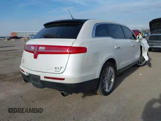 2014 Lincoln MKT EcoBoost z VIN 2LMHJ5AT2EBL57269, wystawiony jako IAAI lot #41440818 z przebiegiem 135 896 mil mil oraz . Historia ofert i sprzedaży dostępna na DreamBid. Obrazek 4.