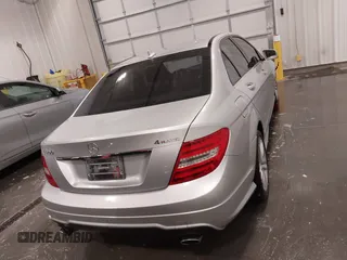 2013 Mercedes-Benz C 300 Sport z VIN WDDGF8AB4DR280489, wystawiony jako IAAI lot #41828082 z przebiegiem 152 344 mil mil oraz . Historia ofert i sprzedaży dostępna na DreamBid. Obrazek 17.