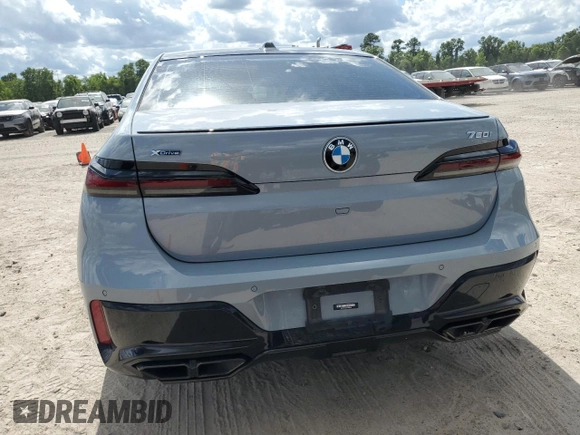 2023 BMW 7 Series 760i xDrive z VIN WBA33EJ02PCM31462, wystawiony jako Copart lot #60895944 z przebiegiem 21 413 mil mil oraz Czysty tytuł • Clean title. Historia ofert i sprzedaży dostępna na DreamBid. Obrazek 6.