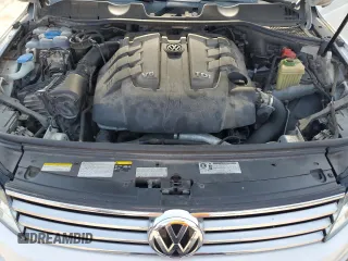 2016 Volkswagen Touareg Sport z VIN WVGEP9BPXGD005351, wystawiony jako Copart lot #60719065 z przebiegiem 133 674 mil mil oraz Czysty tytuł • Clean title. Historia ofert i sprzedaży dostępna na DreamBid. Obrazek 12.