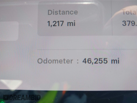 2018 Tesla Model 3 Long Range Battery z VIN 5YJ3E1EB9JF086703, wystawiony jako IAAI lot #42290193 z przebiegiem 46 255 mil mil oraz . Historia ofert i sprzedaży dostępna na DreamBid. Obrazek 16.