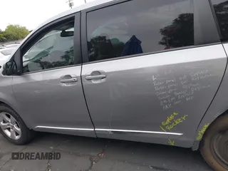 2017 Toyota Sienna LE Auto Access Seat z VIN 5TDKZ3DC9HS841120, wystawiony jako IAAI lot #42755500 z przebiegiem 65 952 mil mil oraz . Historia ofert i sprzedaży dostępna na DreamBid. Obrazek 15.