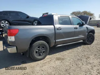 2013 Toyota Tundra z VIN 5TFEM5F18DX063156, wystawiony jako Copart lot #46681385 z przebiegiem 125 682 mil mil oraz Szkoda całkowita • Salvage title. Historia ofert i sprzedaży dostępna na DreamBid. Obrazek 3.