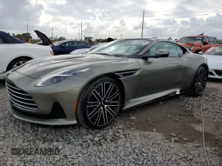 2025 Aston Martin DB12 z VIN SCFRMFFW4SGL15065, wystawiony jako Copart lot #74953394 z przebiegiem Nie podano mil oraz Nie do naprawy. Historia ofert i sprzedaży dostępna na DreamBid. Obrazek 1.