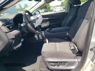 2025 Toyota Camry LE z VIN 4T1DBADK2SU525291, wystawiony jako Copart lot #54872725 z przebiegiem 5 855 mil mil oraz Szkoda całkowita • Salvage title. Historia ofert i sprzedaży dostępna na DreamBid. Obrazek 7.