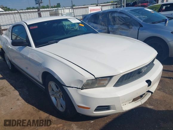 2012 Ford Mustang Premium z VIN 1ZVBP8AM5C5206875, wystawiony jako IAAI lot #42400805 z przebiegiem 178 011 mil mil oraz . Historia ofert i sprzedaży dostępna na DreamBid. Obrazek 1.