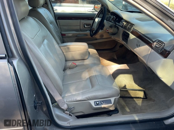 1999 Cadillac DeVille DHS z VIN 1G6KE54Y9XU783302, wystawiony jako Copart lot #42375455 z przebiegiem Nie podano mil oraz Czysty tytuł • Clean title. Historia ofert i sprzedaży dostępna na DreamBid. Obrazek 5.
