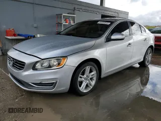 2015 Volvo S60 T5 Drive-E Premier z VIN YV140MFB7F1314727, wystawiony jako Copart lot #84855544 z przebiegiem 128 854 mil mil oraz Szkody całkowita. Historia ofert i sprzedaży dostępna na DreamBid. Obrazek 1.