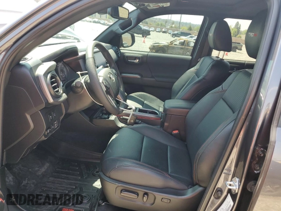 2023 Toyota Tacoma SR z VIN 3TYCZ5AN3PT165207, wystawiony jako Copart lot #54628175 z przebiegiem 15 932 mil mil oraz Szkoda całkowita • Salvage title. Historia ofert i sprzedaży dostępna na DreamBid. Obrazek 7.