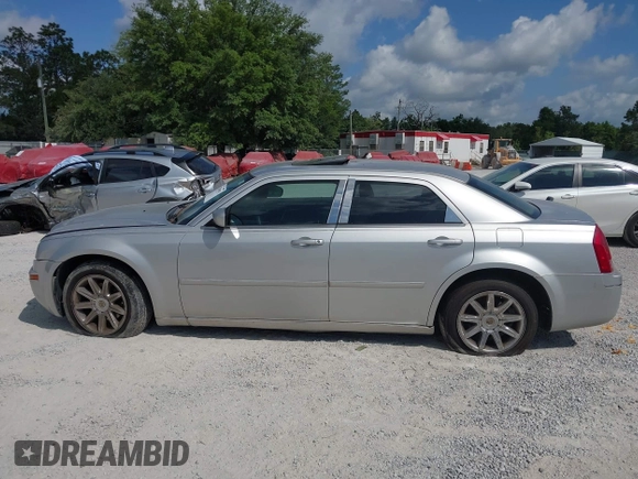 2006 Chrysler 300 Touring z VIN 2C3KA53G86H109231, wystawiony jako IAAI lot #42299031 z przebiegiem Nie podano mil oraz . Historia ofert i sprzedaży dostępna na DreamBid. Obrazek 13.