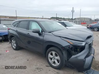 2023 Toyota Highlander L z VIN 5TDKDRAH0PS015840, wystawiony jako IAAI lot #41537337 z przebiegiem 31 525 mil mil oraz . Historia ofert i sprzedaży dostępna na DreamBid. Obrazek 1.