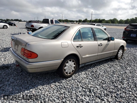 1999 Mercedes-Benz E with VIN WDBJF25H7XA934446, listed as a Copart auction lot 51386255 with 218,439 mi miles and Clean Title. Bid and sale history available at DreamBid. Image 3.