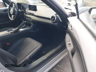 2024 Mazda MX-5 Miata Grand Touring z VIN JM1NDAM76R0602860, wystawiony jako IAAI lot #41346197 z przebiegiem 1 891 mil mil oraz . Historia ofert i sprzedaży dostępna na DreamBid. Obrazek 5.