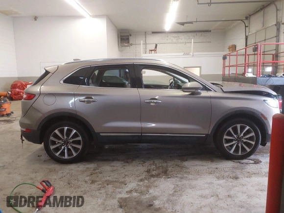 2019 Lincoln MKC Reserve with VIN 5LMTJ3DH4KUL20647, listed as a IAAI auction lot 41868447 with 64,403 mi miles and . Bid and sale history available at DreamBid. Image 12.