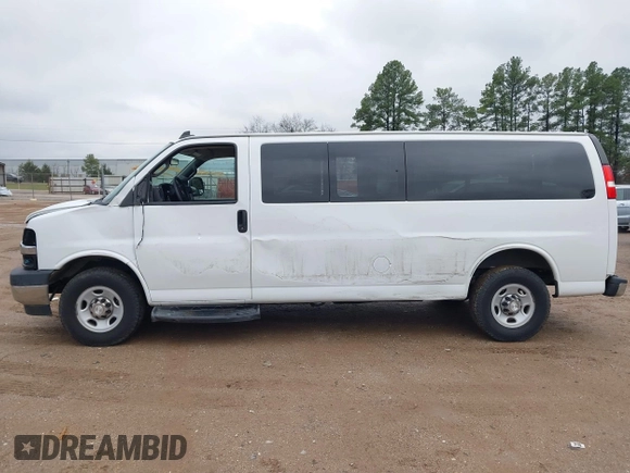 2020 Chevrolet Express Passenger LT z VIN 1GAZGPFG4L1121251, wystawiony jako IAAI lot #41306415 z przebiegiem 77 060 mil mil oraz . Historia ofert i sprzedaży dostępna na DreamBid. Obrazek 18.