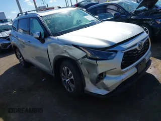 2022 Toyota Highlander XLE with VIN 5TDGZRBH4NS575217, listed as a IAAI auction lot 41863526 with 67,324 mi miles and . Bid and sale history available at DreamBid. Image 1.