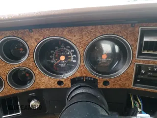 1990 GMC Suburban z VIN 1GKGR26K8LF528125, wystawiony jako Copart lot #84931724 z przebiegiem Nie podano mil oraz Szkody całkowita. Historia ofert i sprzedaży dostępna na DreamBid. Obrazek 9.